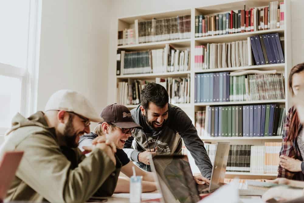 Intelligenza Artificiale ed Educazione Interculturale - Photo Priscilla-du-Preez-XkKCui44iM0-Unsplash