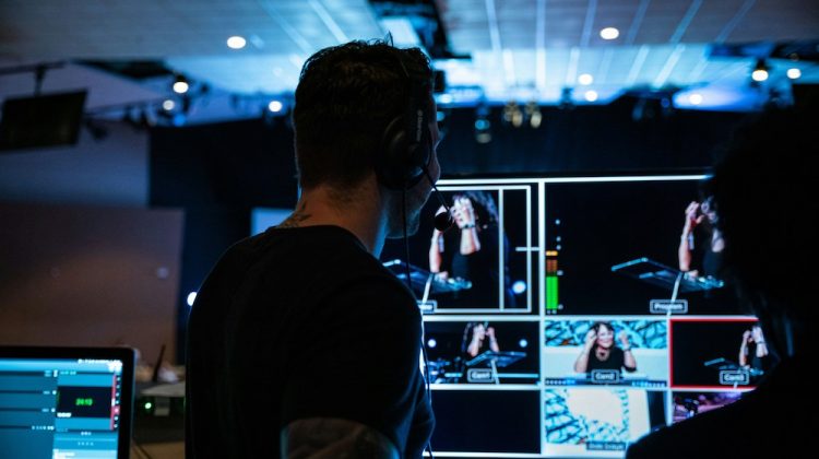 Omicidio Charlie Kirk - Mass Media - Social Media - Teorie dei Media - Photo Carlynn-Alarid-_xJqCQgkpLc-Unsplash